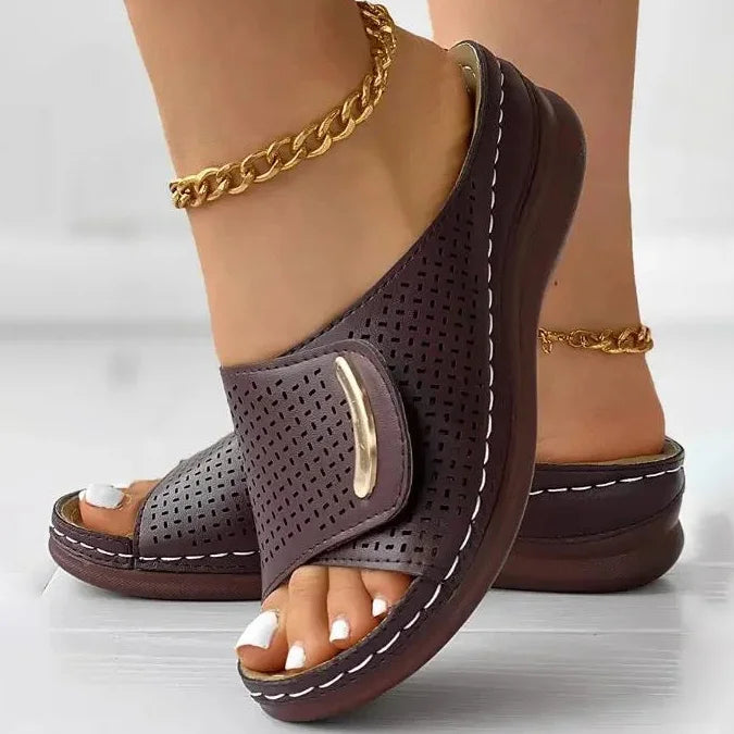 Lea | Klasické sandály na klínku s perforací
